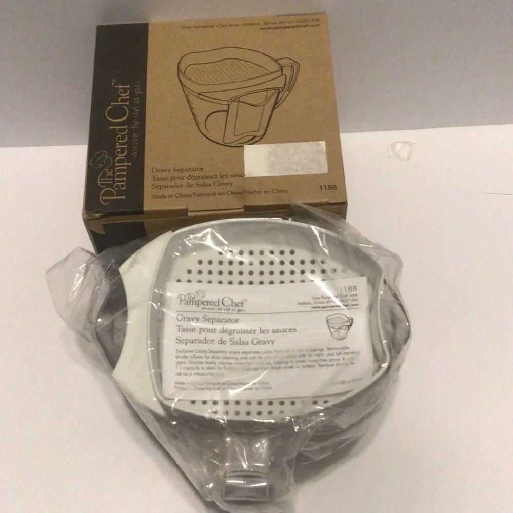 Pampered Chef White and Gray Gravy Separator with Measuring Marks